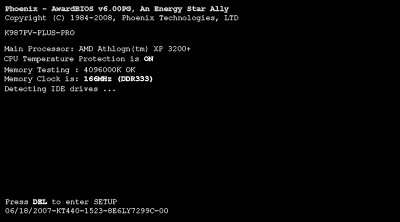 Le processus POST d'un BIOS Award. Notez le message « Press DEL to enter setup », qui vous indique la touche à presser pour accéder à l'interface de configuration du BIOS.